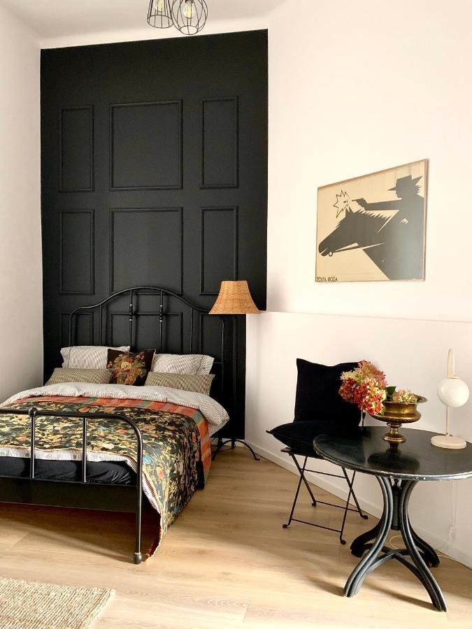 Apartment Black Velvet *